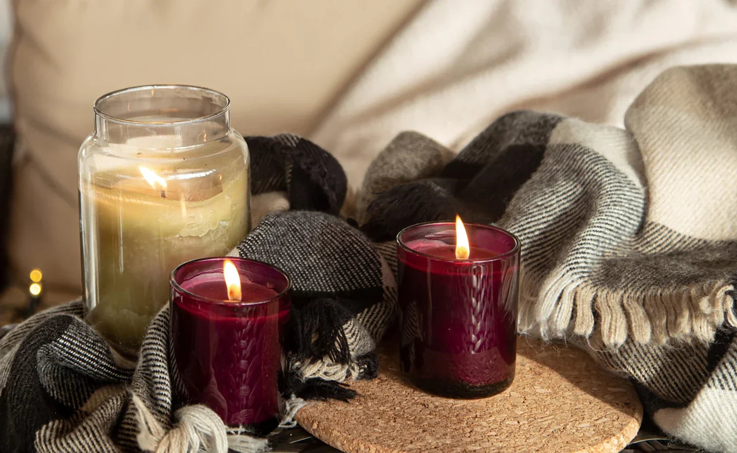 Plusieurs bougies faites mains allumées