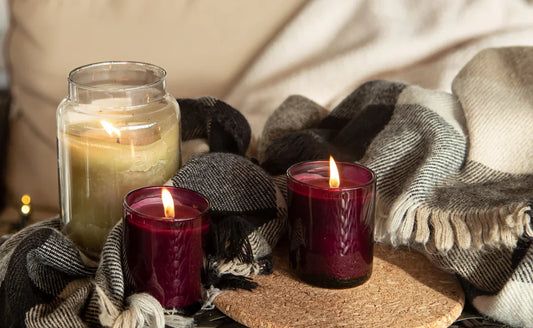 Plusieurs bougies faites mains allumées