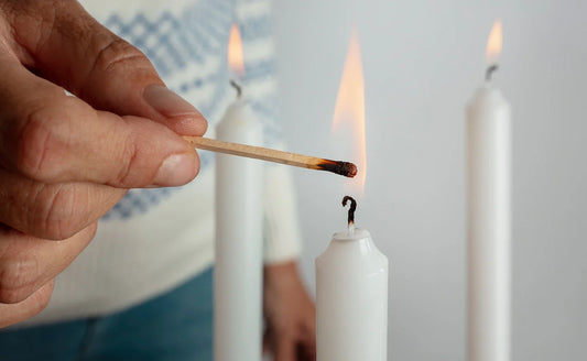 Personne entrain de brûler une bougie
